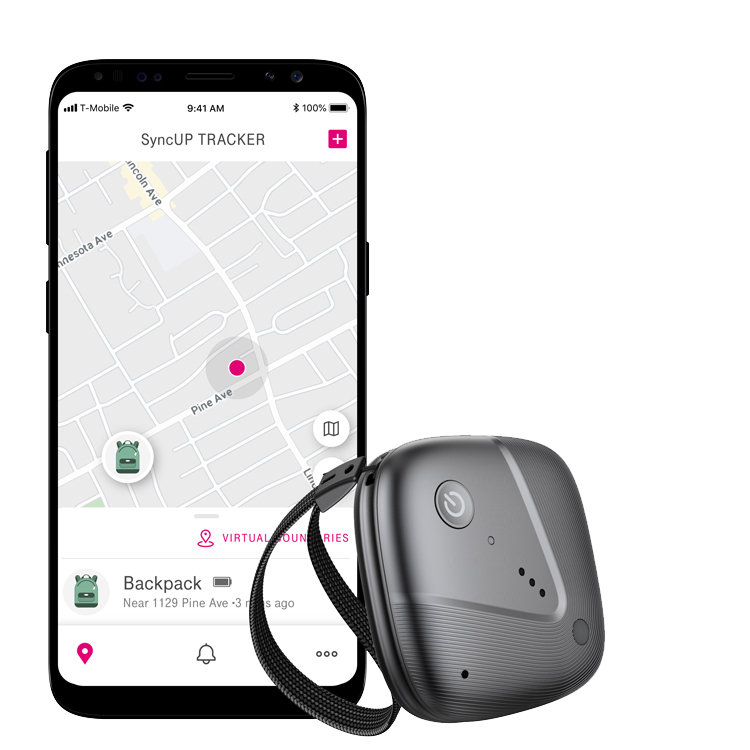 Dispositivo de rastreo Sync-up junto a un smartphone que muestra la ubicación exacta de una mochila en la app de mapas.