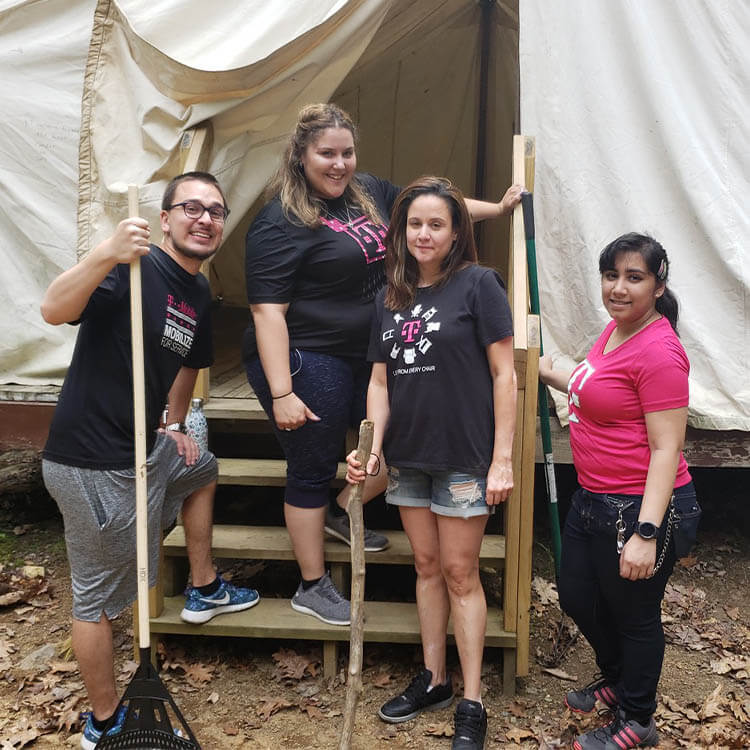 Empleados prestan servicios voluntarios en un campamento