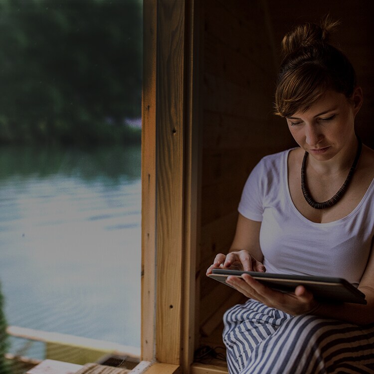 Mujer leyendo en una tablet