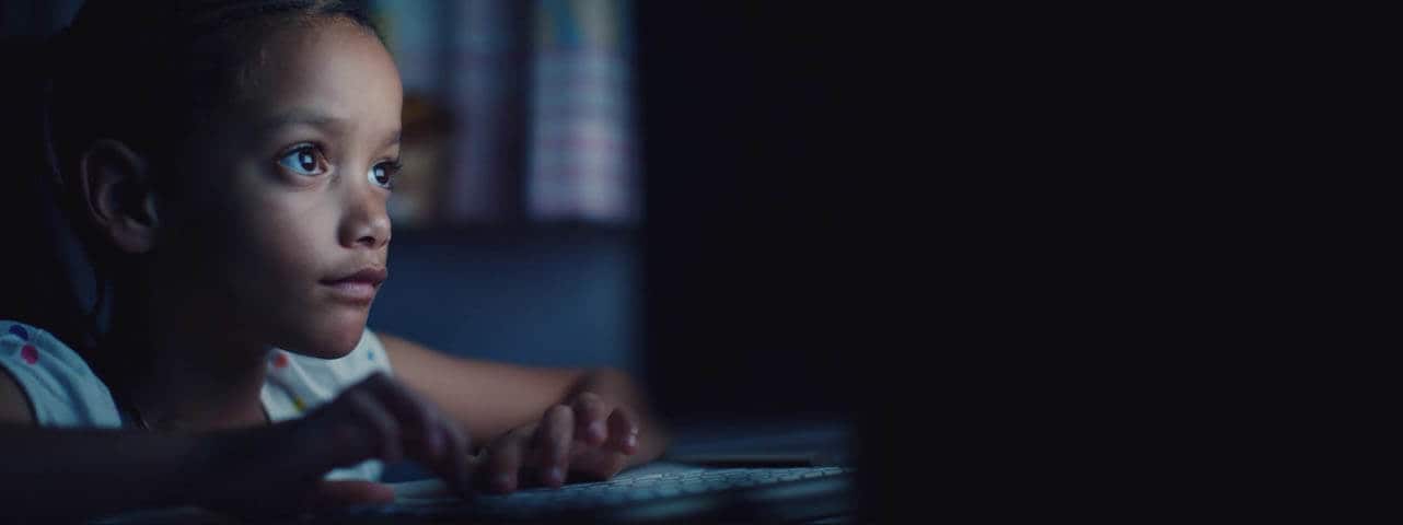 Niña trabajando en una computadora