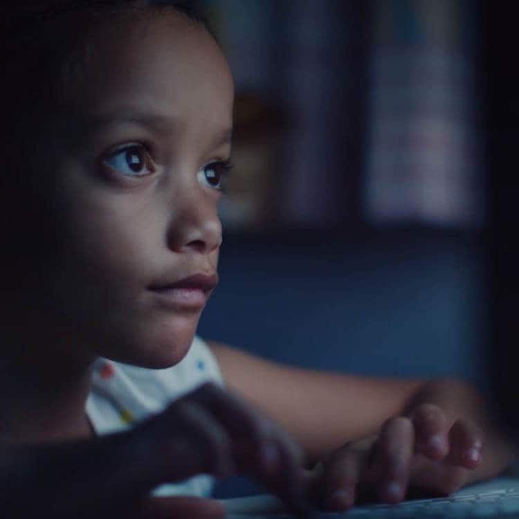 Niña trabajando en una computadora