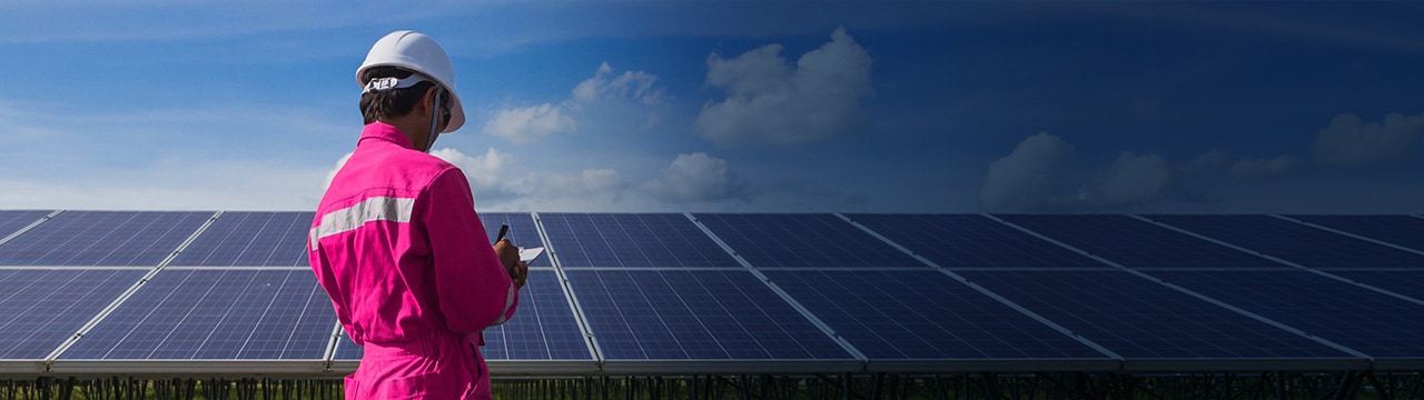Hombre haciendo un informe sobre paneles solares.