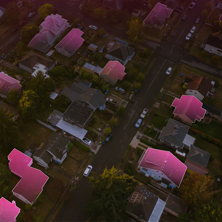 Vista aérea de un pequeño pueblo con tejados de color magenta