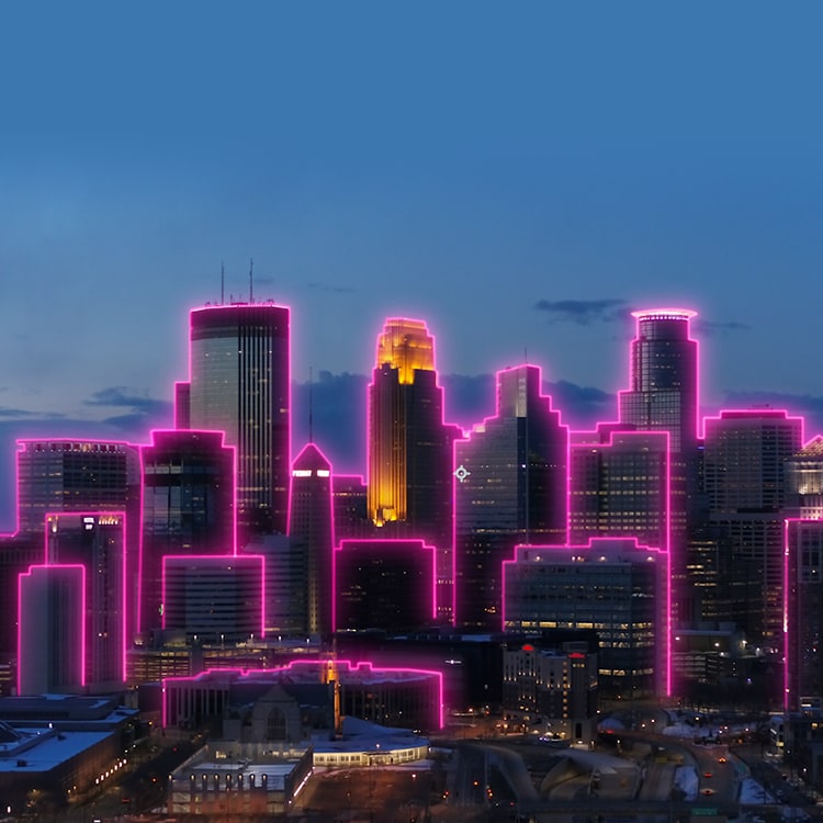 Vista nocturna de Minneapolis perfilada por luces magenta