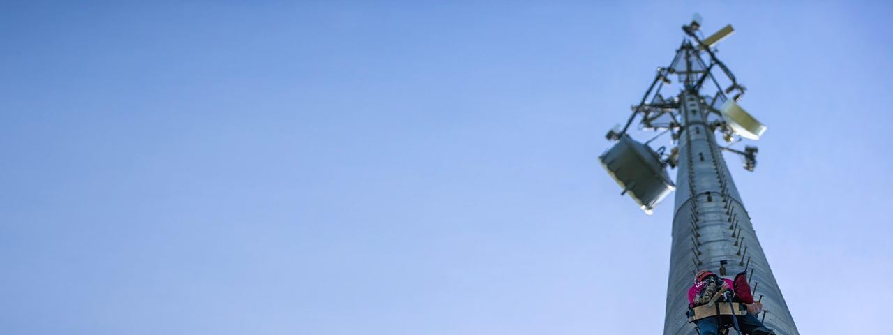 Ingeniero subiendo a una torre celular.